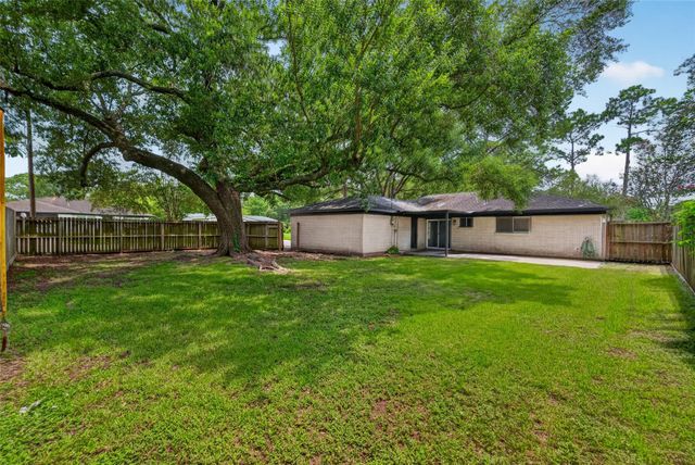 402 Christina Lane, Friendswood, TX 77546