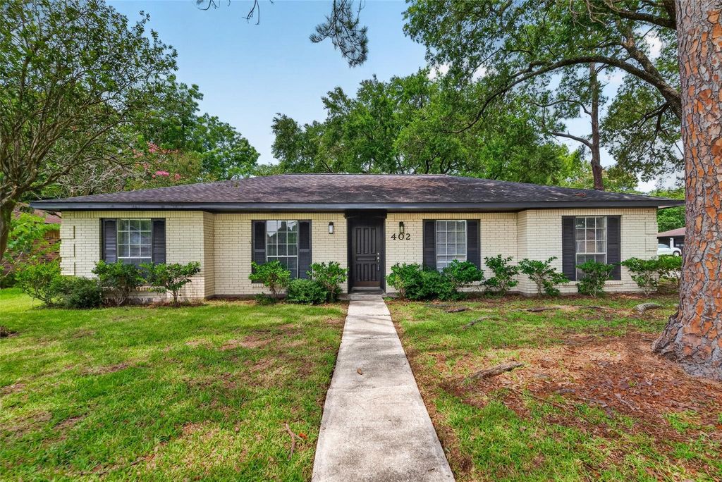 402 Christina Lane, Friendswood, TX 77546