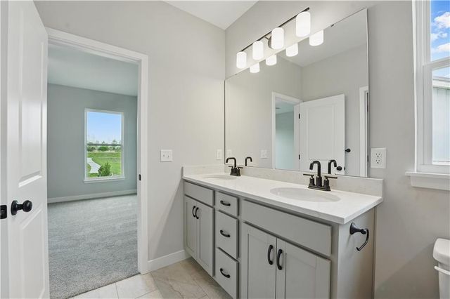 2433 NW Sunnyvale Court, Blue Springs, MO 64015