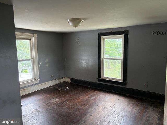 323 W ACADEMY ST, Charles Town, WV 25414