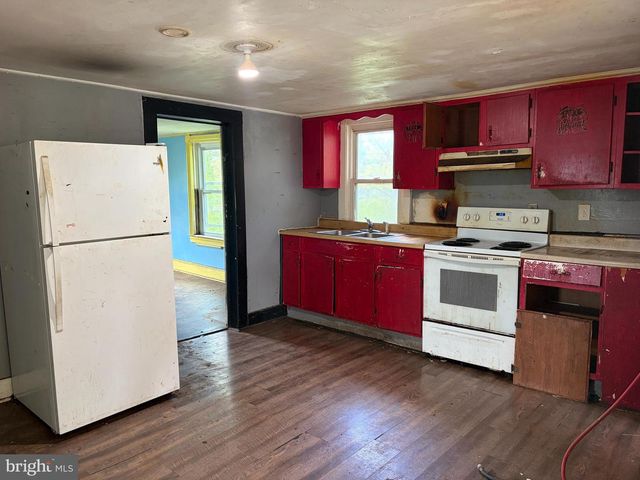 323 W ACADEMY ST, Charles Town, WV 25414