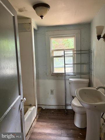 323 W ACADEMY ST, Charles Town, WV 25414