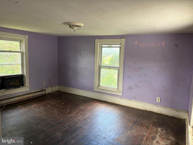 323 W ACADEMY ST, Charles Town, WV 25414