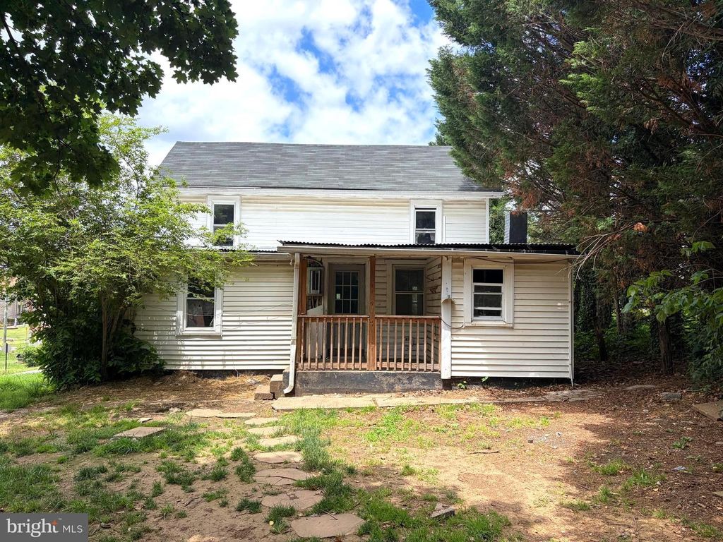 323 W ACADEMY ST, Charles Town, WV 25414