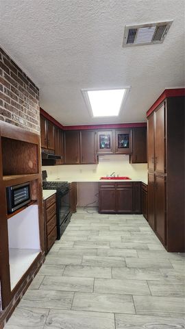 530 S 12th Street, Silsbee, TX 77656