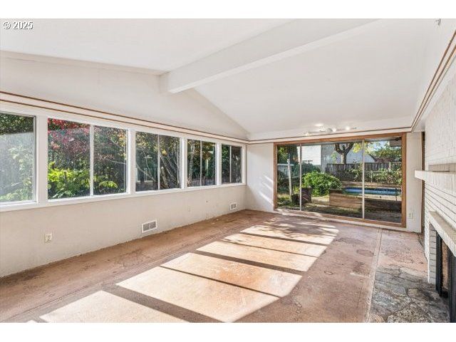 215 Sw TOWLE Ave, Gresham, OR 97080