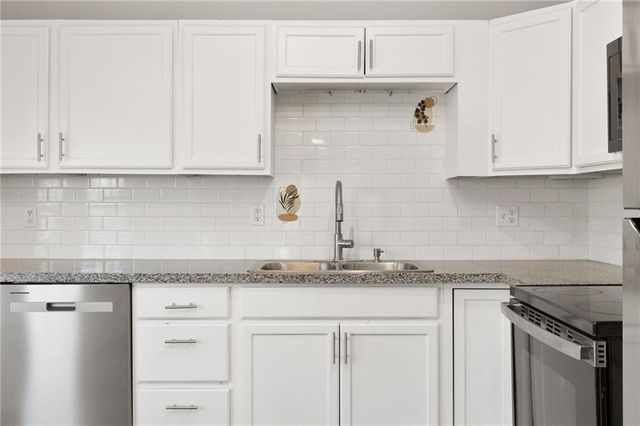 2961 Lockridge Avenue, Kansas City, MO 64128