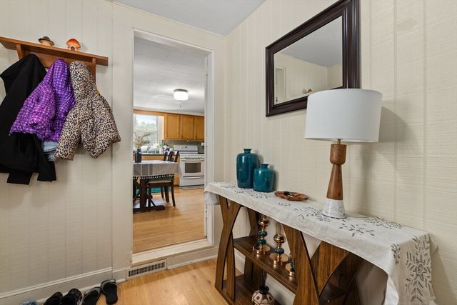 26 Hartford Ave N, Upton, MA 01568