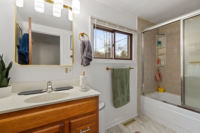 26 Hartford Ave N, Upton, MA 01568