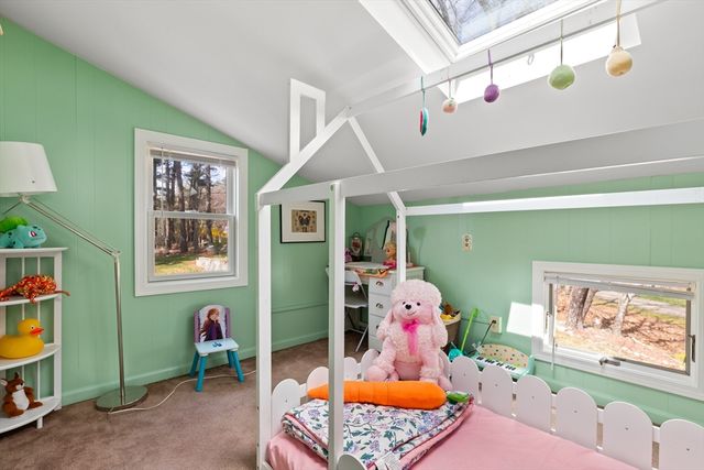 26 Hartford Ave N, Upton, MA 01568