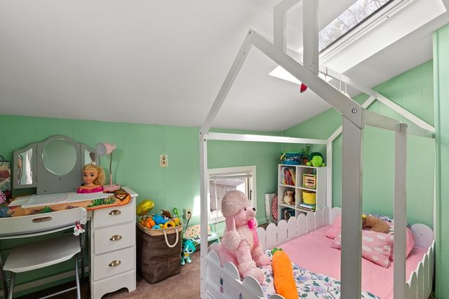 26 Hartford Ave N, Upton, MA 01568