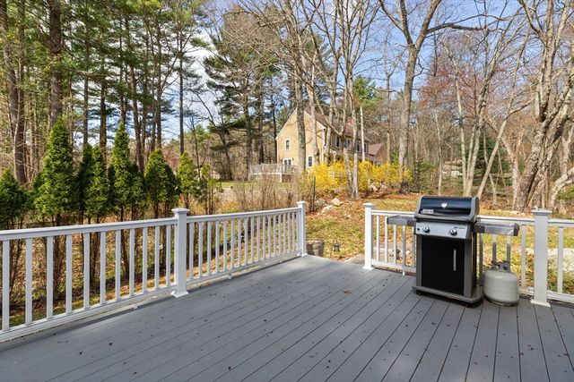 26 Hartford Ave N, Upton, MA 01568