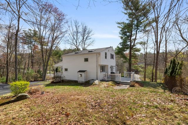 26 Hartford Ave N, Upton, MA 01568