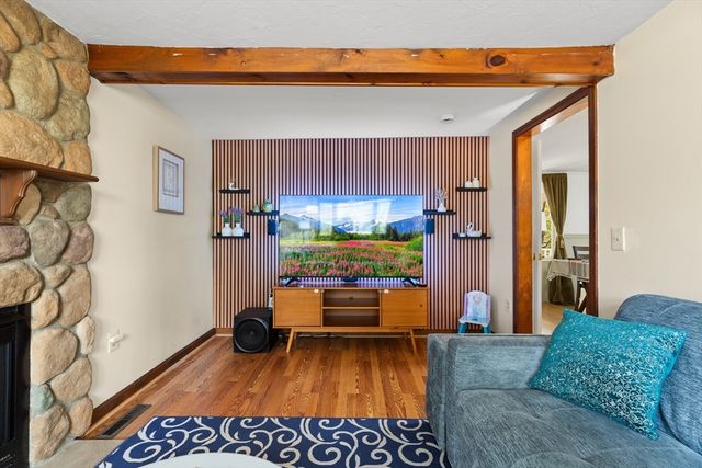 26 Hartford Ave N, Upton, MA 01568