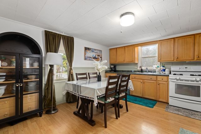 26 Hartford Ave N, Upton, MA 01568