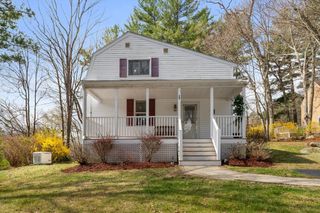 26 Hartford Ave N, Upton, MA 01568