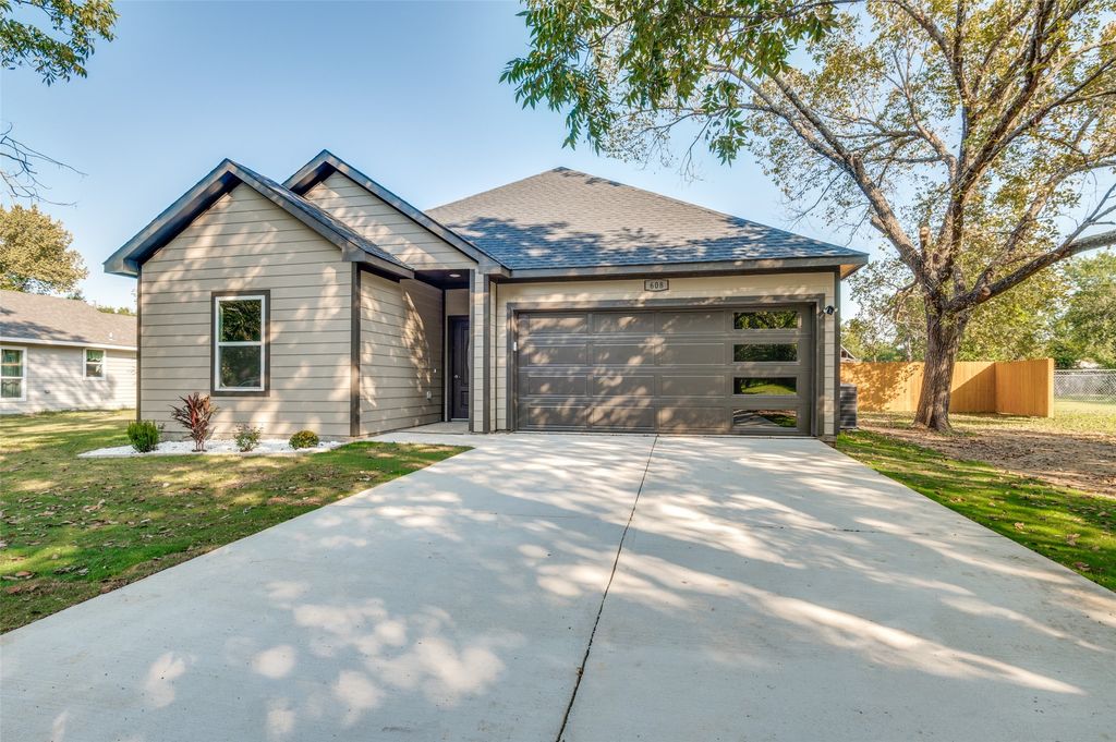 608 SW 3rd Street, Kerens, TX 75144