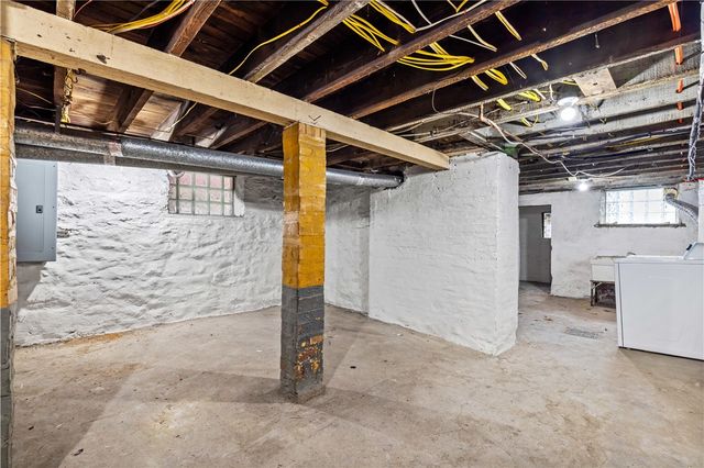 121 Hawkins, Perry Hilltop, PA 15214