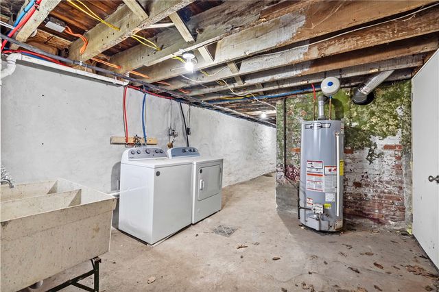 121 Hawkins, Perry Hilltop, PA 15214