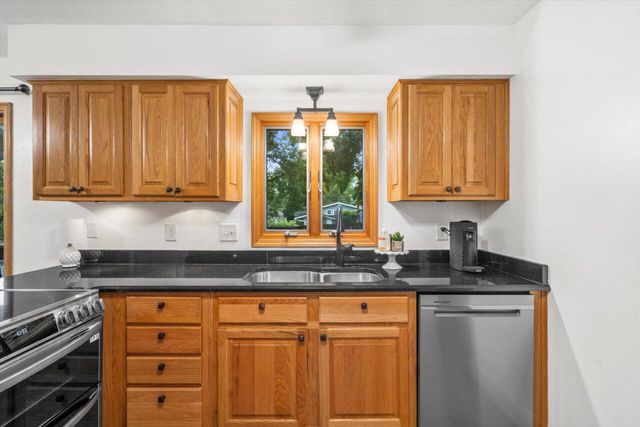 724 Lynne DRIVE, Waukesha, WI 53186