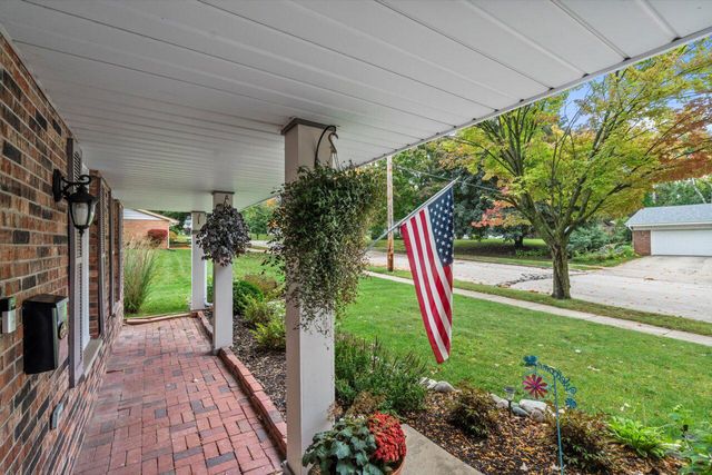 724 Lynne DRIVE, Waukesha, WI 53186