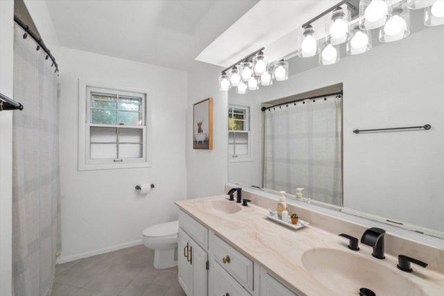 724 Lynne DRIVE, Waukesha, WI 53186