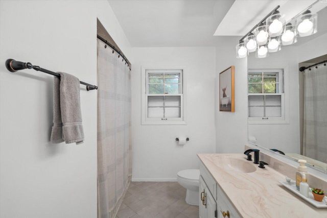 724 Lynne DRIVE, Waukesha, WI 53186