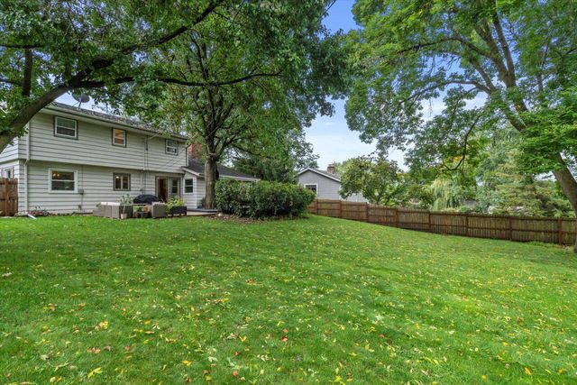 724 Lynne DRIVE, Waukesha, WI 53186