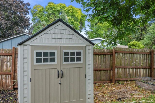 724 Lynne DRIVE, Waukesha, WI 53186