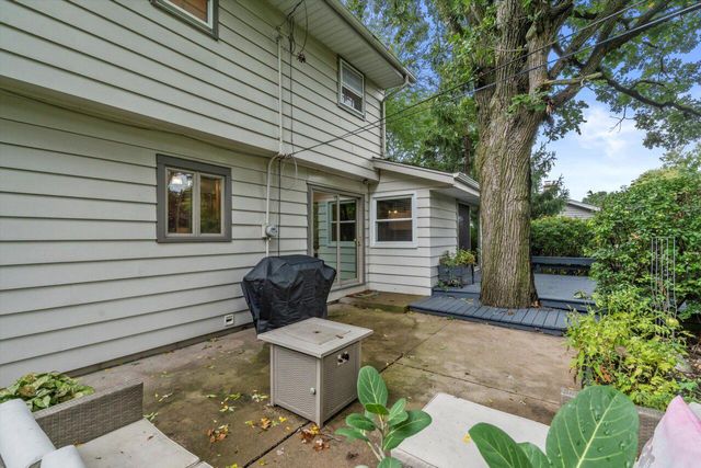 724 Lynne DRIVE, Waukesha, WI 53186