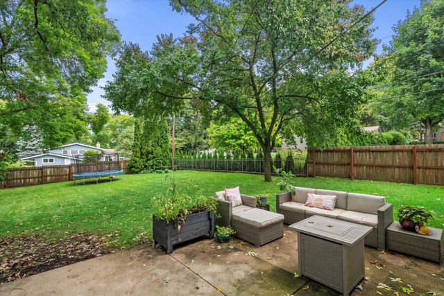 724 Lynne DRIVE, Waukesha, WI 53186