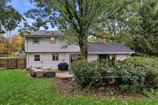 724 Lynne DRIVE, Waukesha, WI 53186