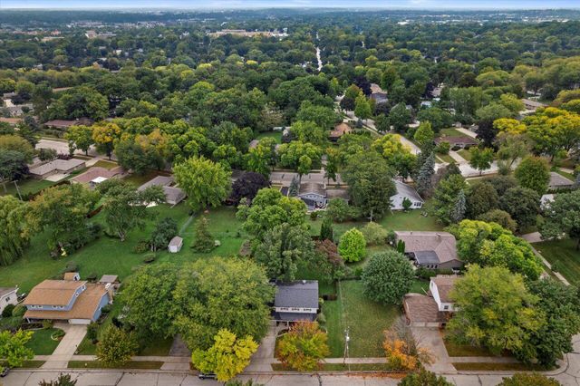 724 Lynne DRIVE, Waukesha, WI 53186