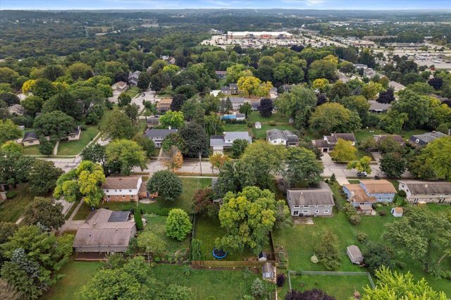 724 Lynne DRIVE, Waukesha, WI 53186