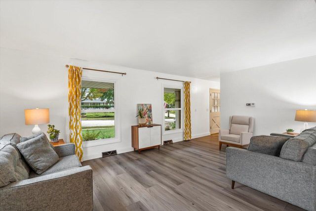 724 Lynne DRIVE, Waukesha, WI 53186