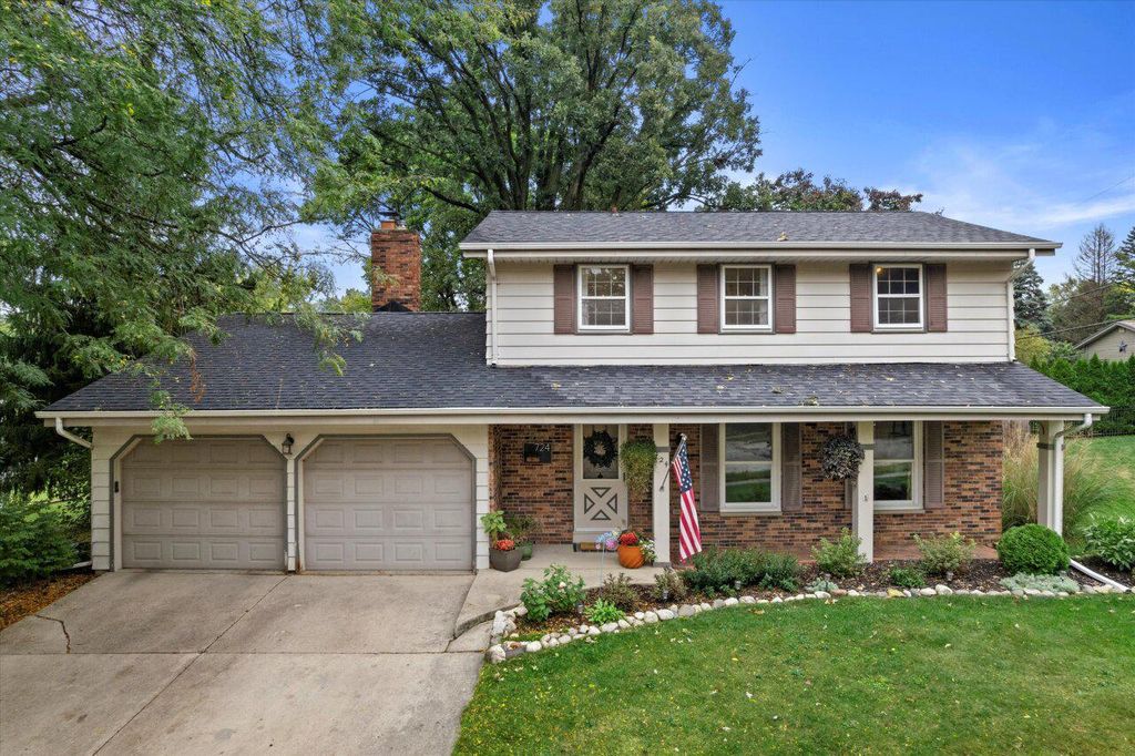724 Lynne DRIVE, Waukesha, WI 53186