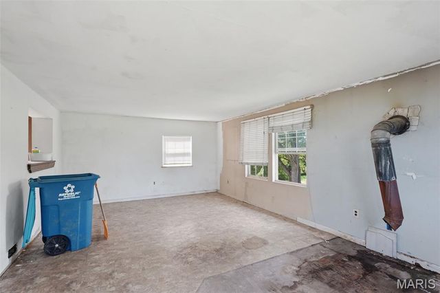 1533 Hilltop Lane, St Louis, MO 63138