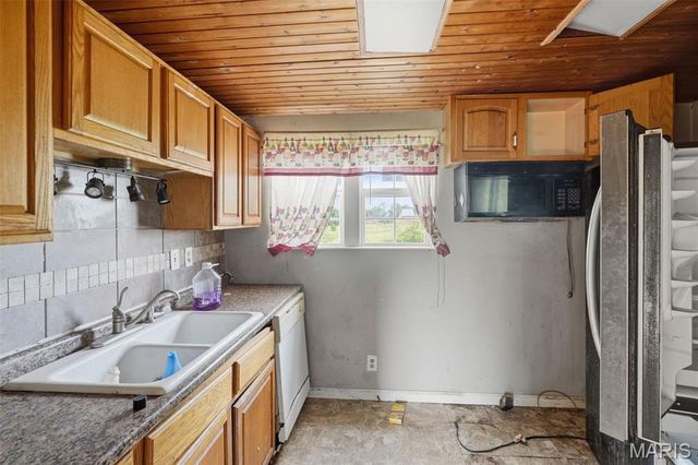 1533 Hilltop Lane, St Louis, MO 63138