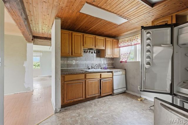 1533 Hilltop Lane, St Louis, MO 63138
