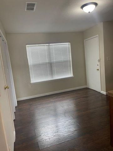 908 Guadalupe ST B, Lockhart, TX 78644