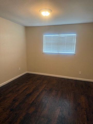 908 Guadalupe ST B, Lockhart, TX 78644
