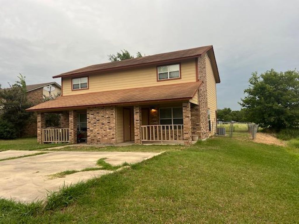 908 Guadalupe ST B, Lockhart, TX 78644