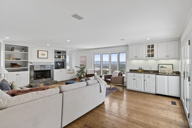 1002 Richwood Circle, Cincinnati, OH 45208