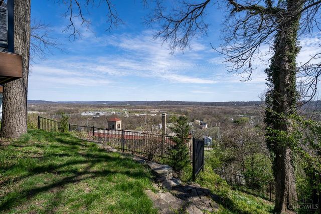 1002 Richwood Circle, Cincinnati, OH 45208