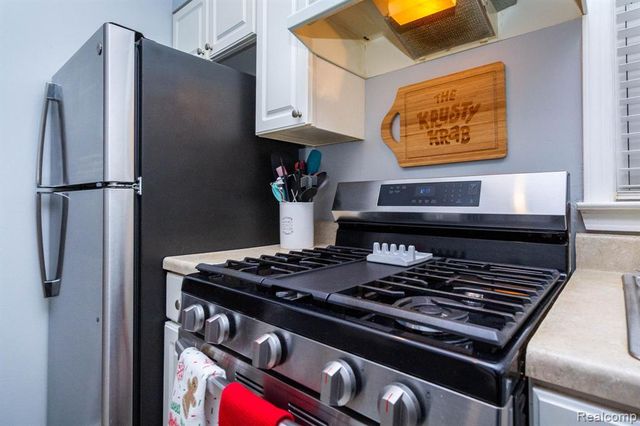 1504 E Maxlow Avenue, Hazel Park, MI 48030