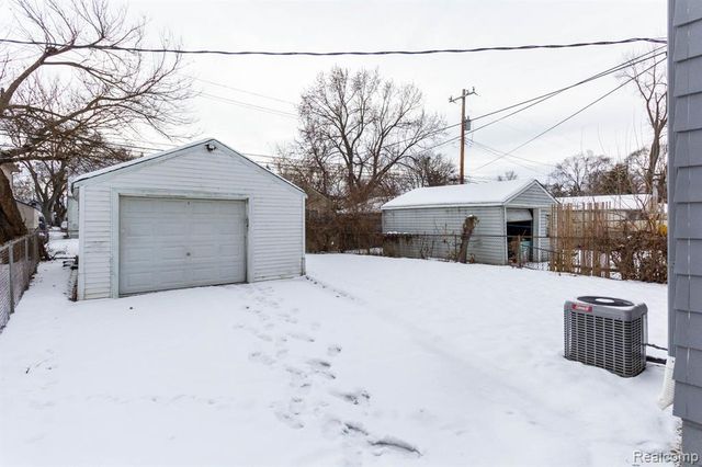 1504 E Maxlow Avenue, Hazel Park, MI 48030