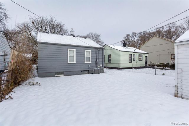 1504 E Maxlow Avenue, Hazel Park, MI 48030