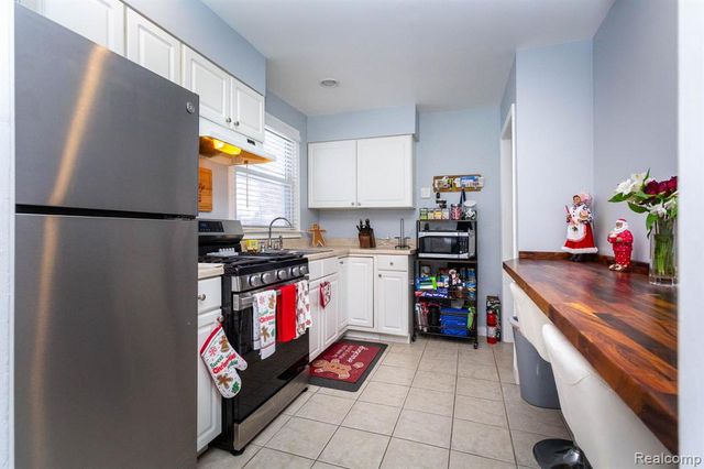 1504 E Maxlow Avenue, Hazel Park, MI 48030