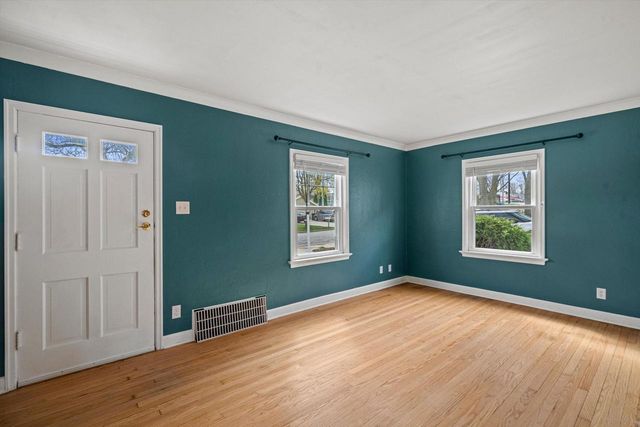 527 N 114th STREET, Wauwatosa, WI 53226