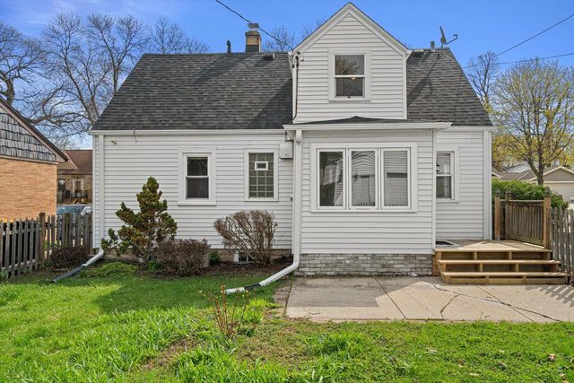 527 N 114th STREET, Wauwatosa, WI 53226